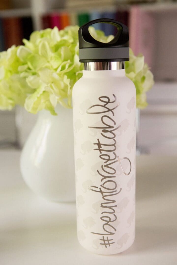 A water bottle with the words " fashionista ".